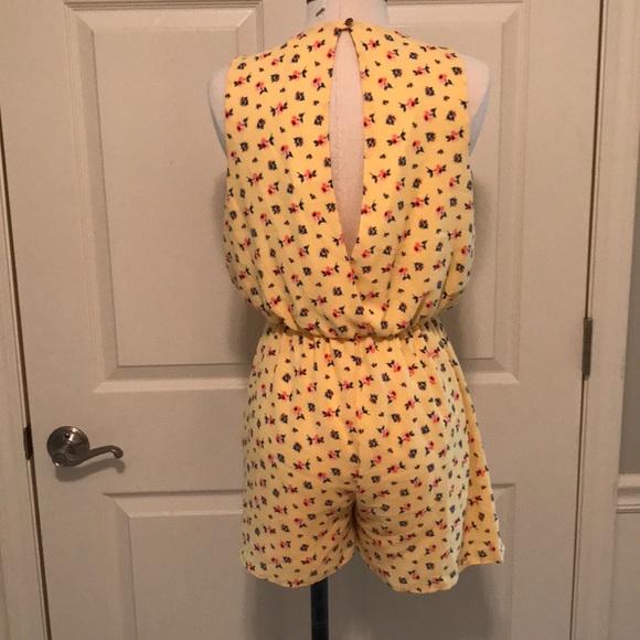 Francesca’s Floral Romper - Picture 3 of 6